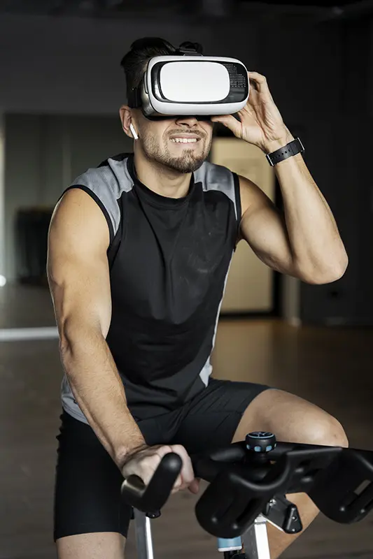 homme faisant du velo appartement avec un casque vr