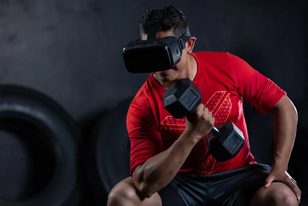 sportif faisant de la musculation en utilisant halteres et casque de realite virtuelle vr