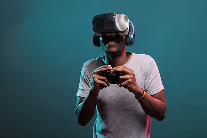 homme jouant au jeu video controleur casque VR