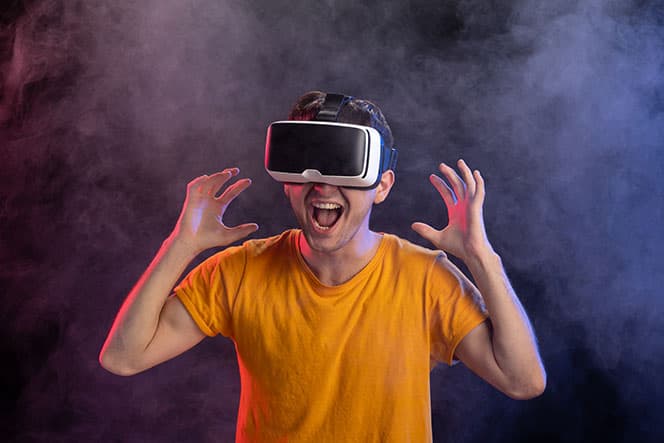 homme portant un casque de realite virtuelle