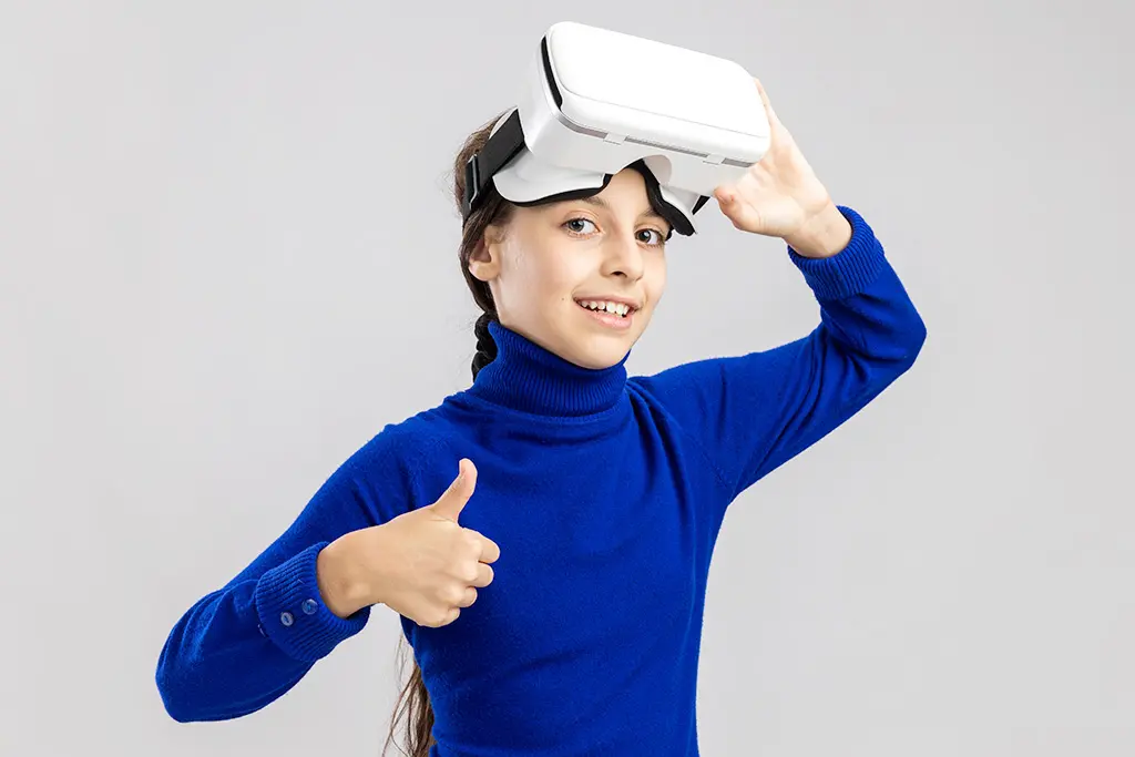 jeune femme souriante portant son casque de réalité virtuelle