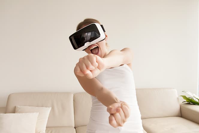 femme portant un casque vr qui joue au jeu vidéo en 3d à la maison