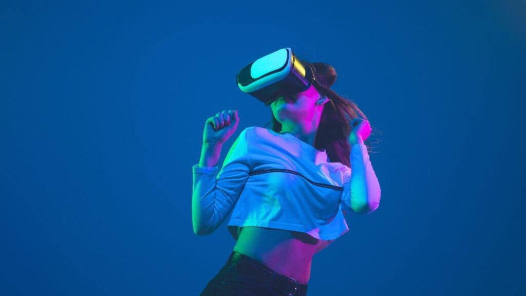 femme avec casque réalité virtuelle