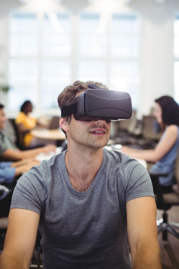 homme avec un casque de réalité virtuelle