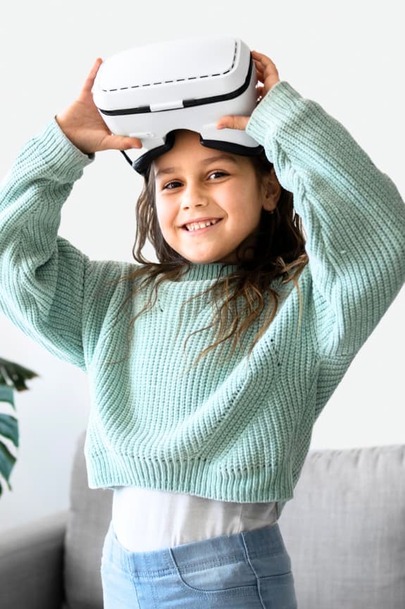 jeune fille portant un casque vr