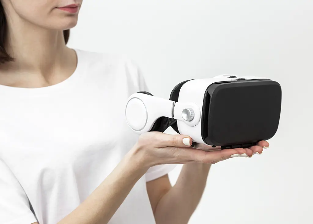 femme qui tient dans ses mains un casque realite virtuelle VR
