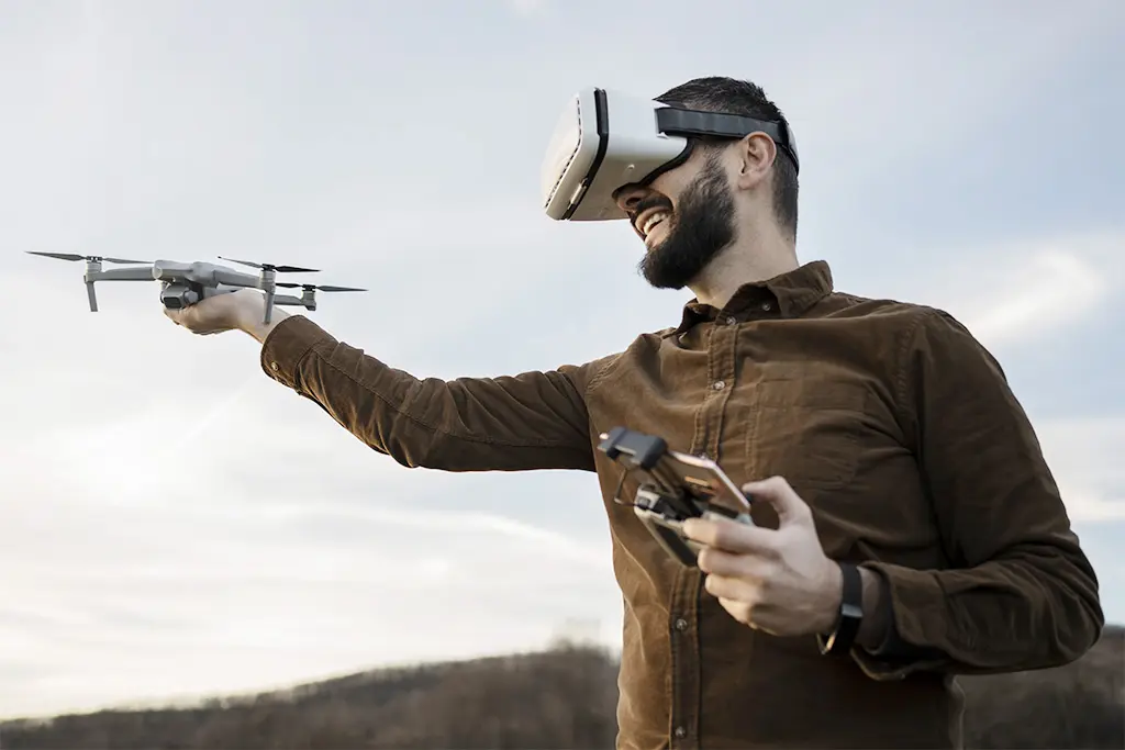 homme avec casque vr et drone a l'exterieur