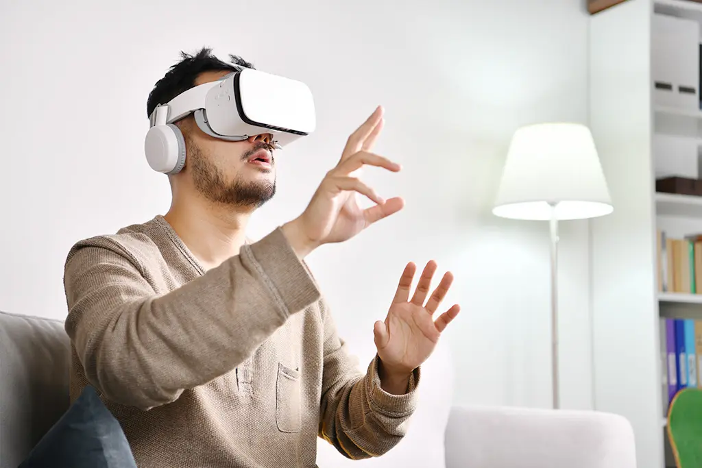 jeune homme portant lunette vr jouant au jeux video