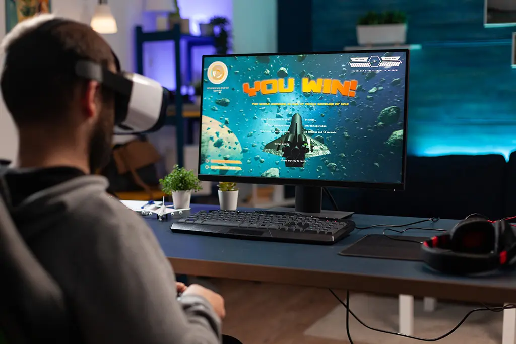 joueur utilisant un casque vr avec jeux video sur ordinateur PC